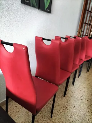 Mesa Comedor Cristal y 6 Sillas Rojas