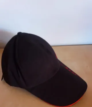 Cappello Baseball Nero con Scritta Rossa