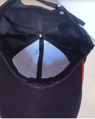 Cappello Baseball Nero con Scritta Rossa