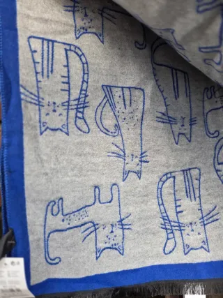 Bufanda reversible de gatos azul y gris