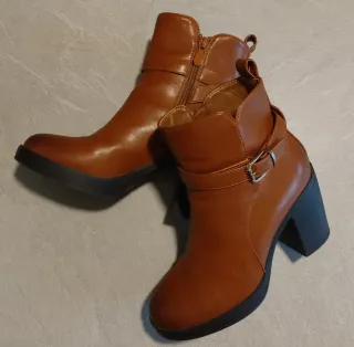 Stivaletti marroni ecopelle tacco alto