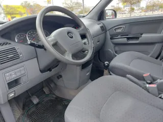 Kia Carens LX CRDI Plata