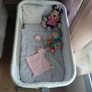 Minicuna 96cm largo , 53cm ancho, 77cm de alto.