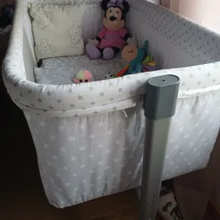 Minicuna 96cm largo , 53cm ancho, 77cm de alto.