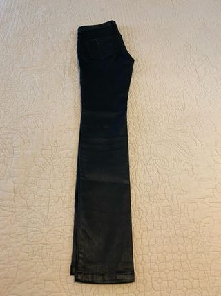 Pantalón skinny encerado negro