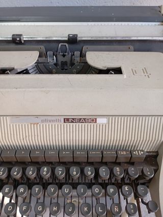 Máquina de escribir con mesa