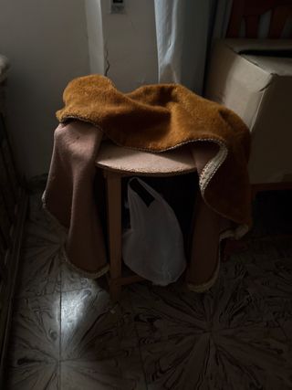 Mesilla redonda de madera y tela