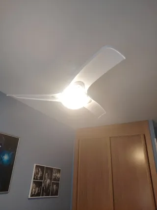 Ventilador de techo blanco