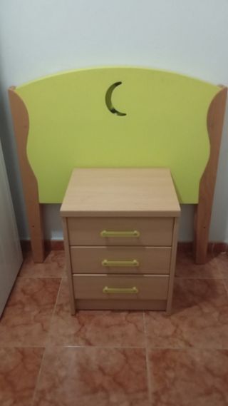 Muebles juveniles cabecero y mesita