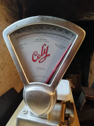 Báscula antigua de comercio