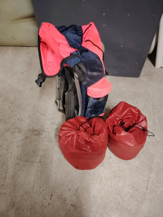 Mochila con hierro y dos sacos de dormir