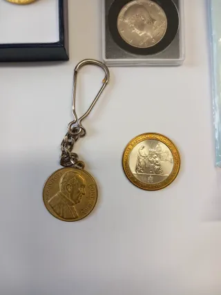 Lotto medaglie, monete e portachiavi