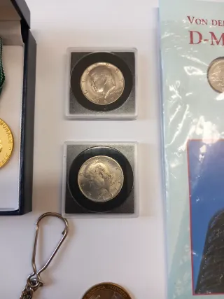 Lotto medaglie, monete e portachiavi