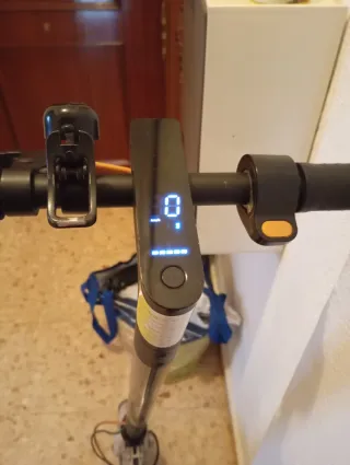 Monopatín eléctrico con freno de disco