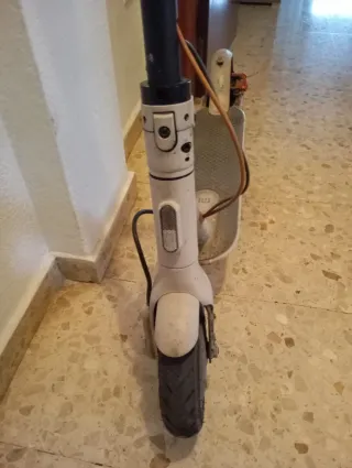 Monopatín eléctrico con freno de disco