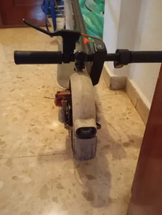 Monopatín eléctrico con freno de disco