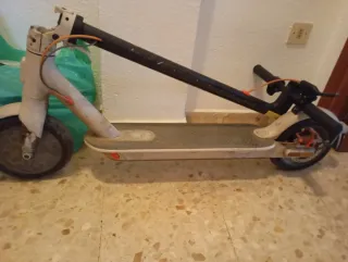 Monopatín eléctrico con freno de disco