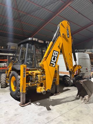 Retroexcavadora JCB 3CX año 2001 con documentacion