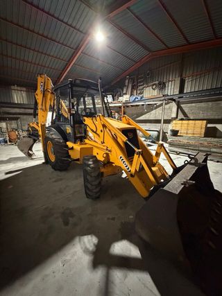 Retroexcavadora JCB 3CX año 2001 con documentacion