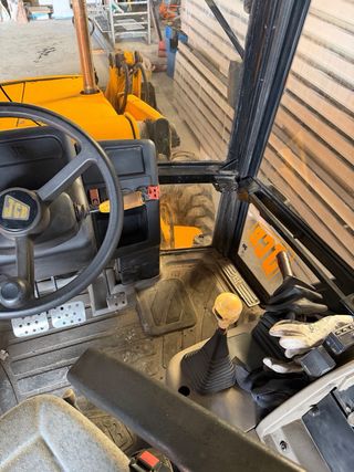 Retroexcavadora JCB 3CX año 2001 con documentacion
