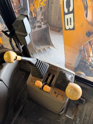 Retroexcavadora JCB 3CX año 2001 con documentacion