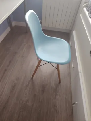 Silla azul de plástico y madera
