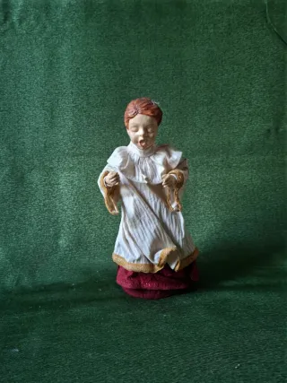 Figura monaguillo cantando papel maché y tela
