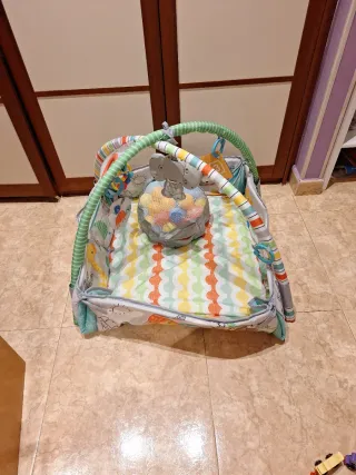 Parque infantil con pelotas