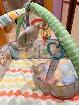 Parque infantil con pelotas