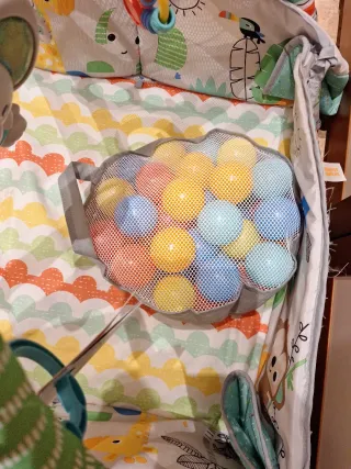 Parque infantil con pelotas