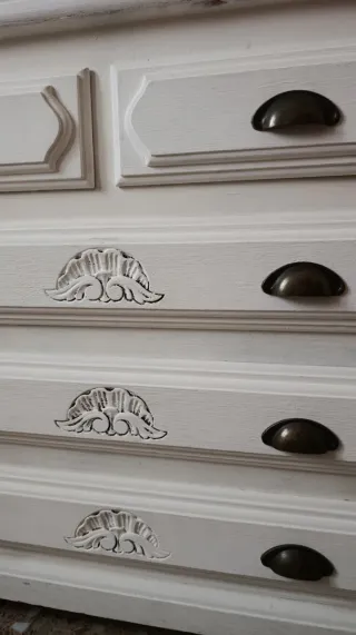 Cómoda de madera blanca con tiradores metálicos