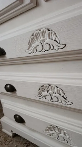 Cómoda de madera blanca con tiradores metálicos