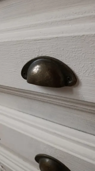 Cómoda de madera blanca con tiradores metálicos