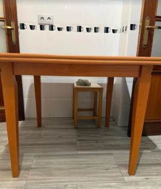 Mesa de comedor de madera