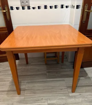Mesa de comedor de madera