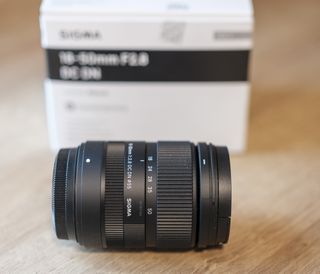 Obiettivo Sigma 18-50mm f/2.8 DC DN per fotocamere Fujifilm