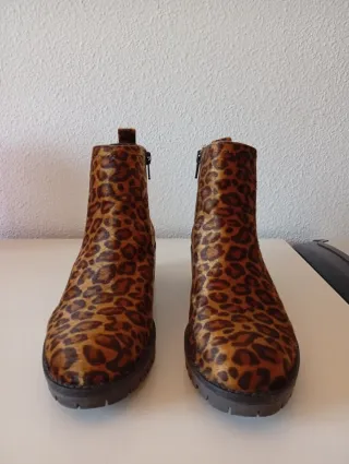 Botines Skechers con estampado de leopardo.