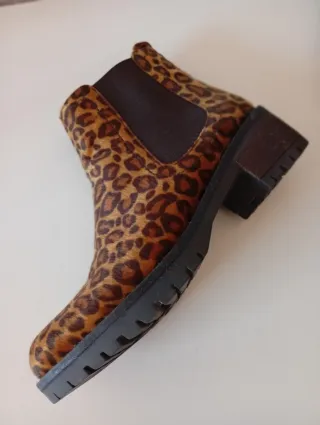 Botines Skechers con estampado de leopardo.