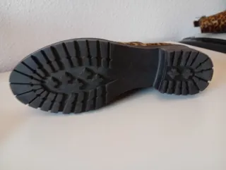 Botines Skechers con estampado de leopardo.