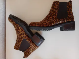 Botines Skechers con estampado de leopardo.