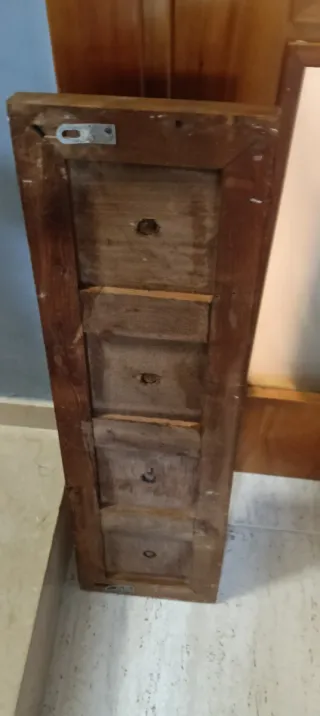 Perchero rústico de madera con 4 pomos