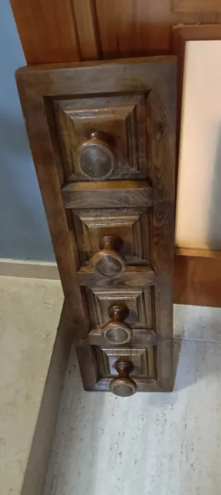 Perchero rústico de madera con 4 pomos