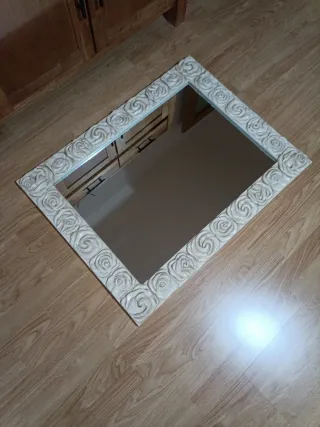 Espejo decorativo beige con rosas