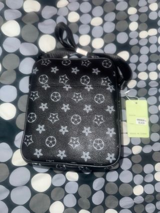 Mariconera negra con estampado