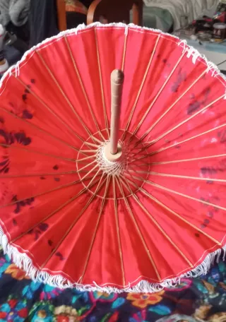 Sombrilla decorativa roja y blanca