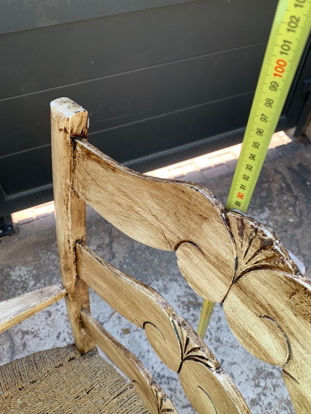 Sillón de madera antiguo con asiento de yute