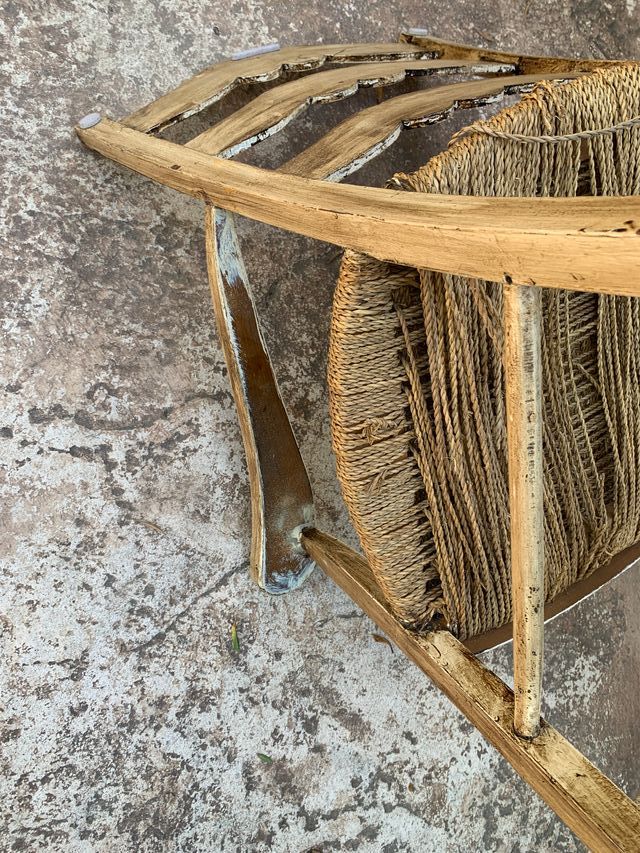Sillón de madera antiguo con asiento de yute