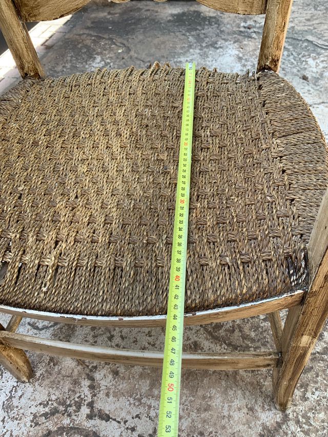 Sillón de madera antiguo con asiento de yute