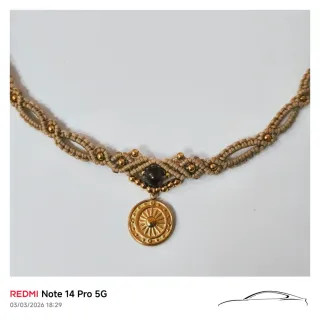 Collar macramé con colgante y piedra.