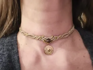 Collar macramé con colgante y piedra.